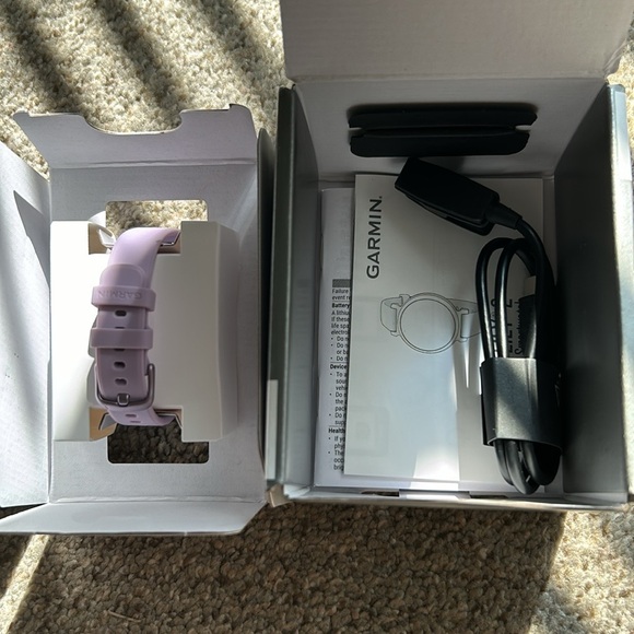 NWT/NIB Garmin Lily 2 Lavender Smartwatch - Picture 3 of 4